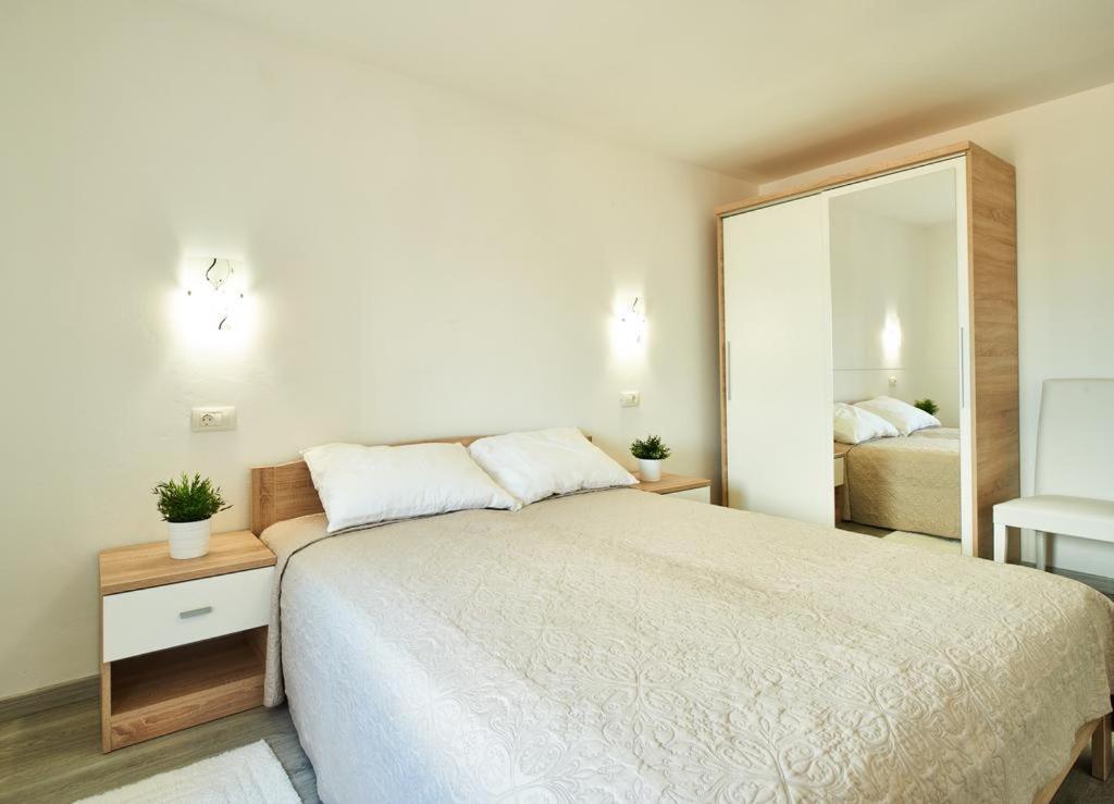 Apartment Roviv In The Old Town By Irundo